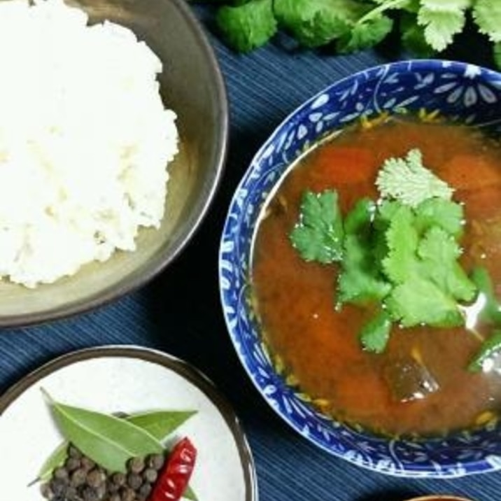 酸味＆辛みの野菜エキスたっぷり養生スパイススープ。